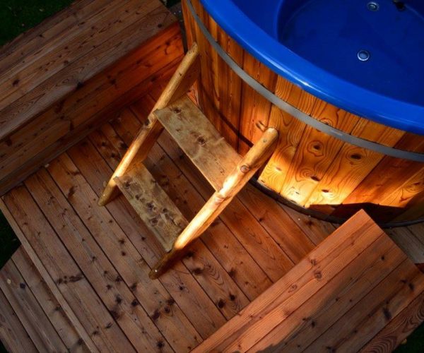 Väike kümblustünn talvel — soe vesi ja lumi