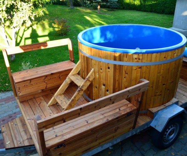 Väike kümblustünn haagisel — kompaktne, 4–6 inimest