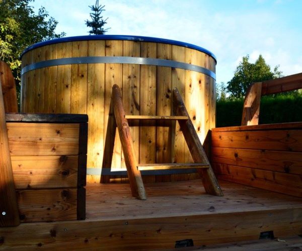 Väike kümblustünn õhtul — puuküttega välisahi