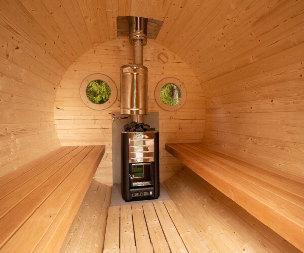 Haagissauna sisevaade — keris ja lava